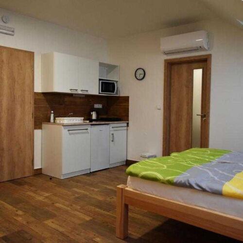 Pokoj s vlastní kuchyňkou s manželskou postelí s výhledem do zahrady (s možností přistýlky)