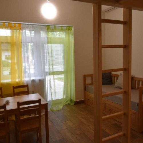 Apartman s vlastní kuchyňkou pro 4 os. s 1 ložnicí s výhledem do zahrady (s možností přistýlky)