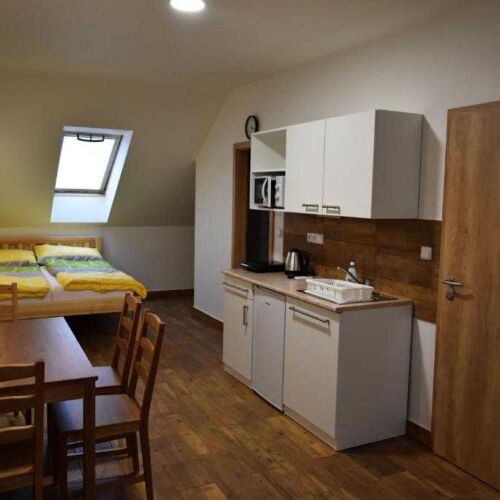 Pokoj s vlastní kuchyňkou pro 4 os. s výhledem do zahrady