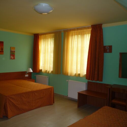 Pokój 3-osobowy Standard z własną kuchnią (możliwa dostawka)