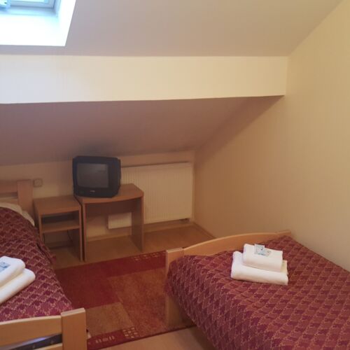 Pokój 2-osobowy na poddaszu z prysznicem