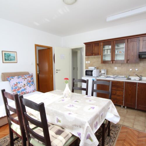 Apartament cu balcon cu aer condiționat cu 1 camera pentru 2 pers. (se poate solicita pat suplimentar)