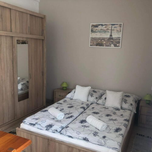 Camera cvadrupla la parter cu vedere spre oraș