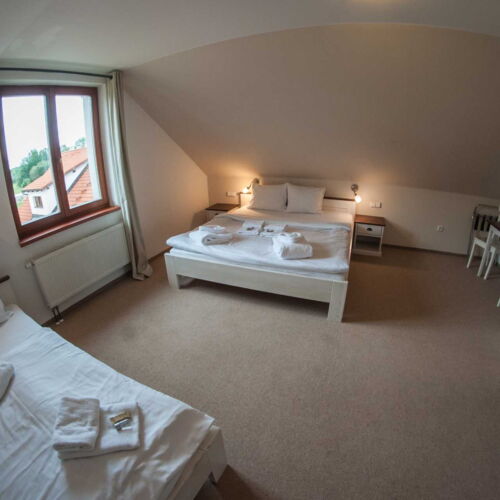 Pokoj se sprchou pro 4 os. na poschodí