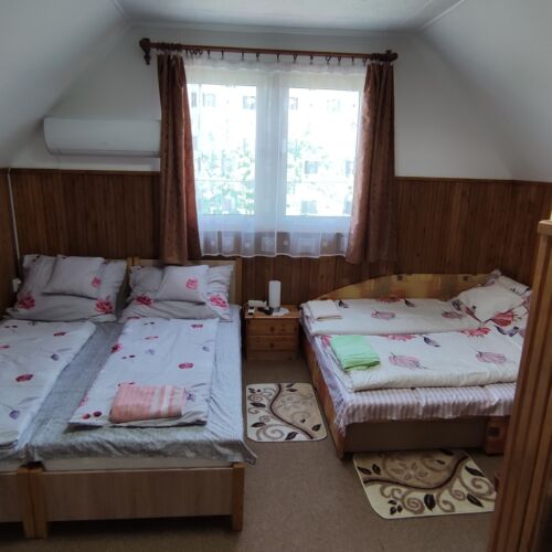 Camera cvadrupla la etaj cu vedere spre munte