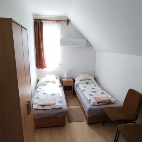 Camera twin la etaj cu vedere spre curte