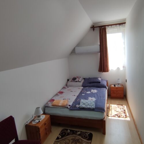 Camera dubla la etaj cu vedere spre curte