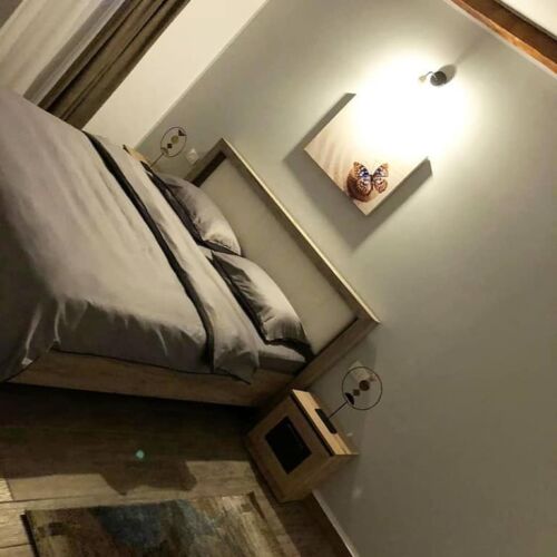 Pokoj s koupelnou s manželskou postelí na poschodí