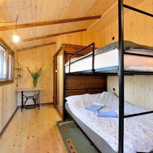 Apartament la parter cu vedere spre grădină pentru 6 pers. (se inchirieaza doar integral) (se poate solicita pat suplimentar)