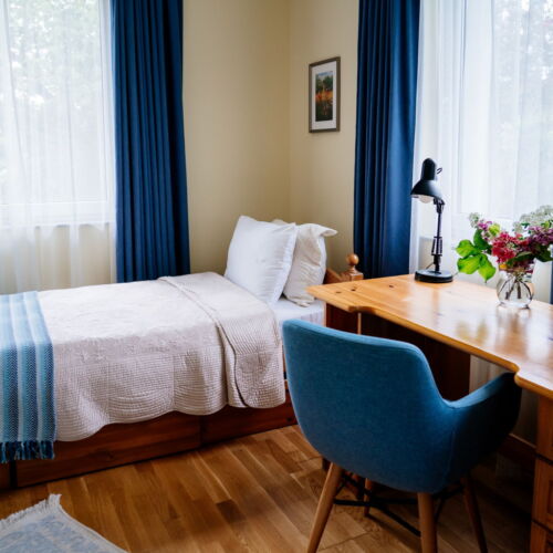 Camera single la parter cu baie