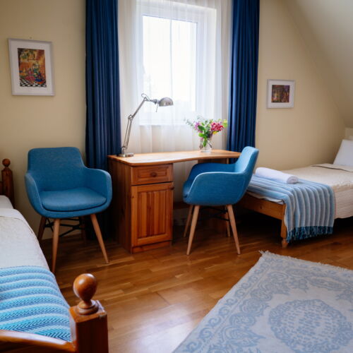 Camera tripla la etaj cu baie comună