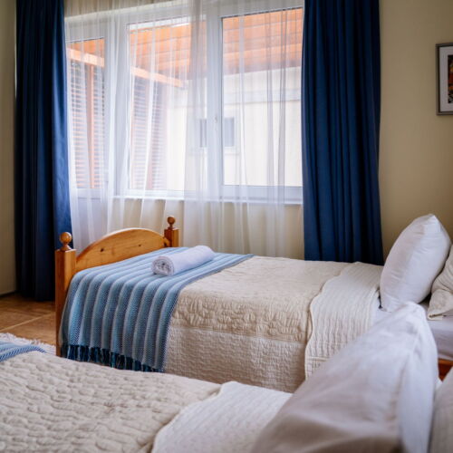 Camera twin la parter cu baie