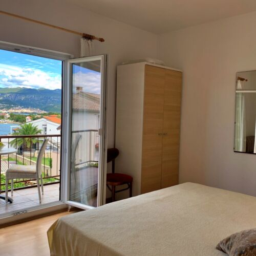 Apartament 4-osobowy z balkonem z widokiem na morze z 2 pomieszczeniami sypialnianymi