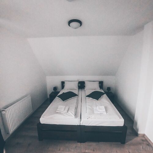 Apartament la parter cu baie cu 2 camere pentru 4 pers.