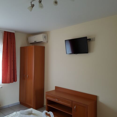 Apartament la parter cu terasa cu 1 camera pentru 2 pers. (se poate solicita pat suplimentar)