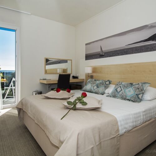 Camera tripla cu balcon cu vedere spre mare