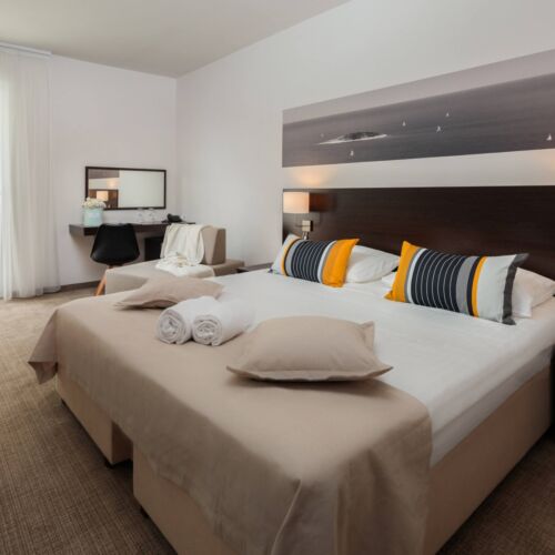 Camera tripla cu balcon cu vedere parțială spre mare