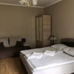 Casa de vara cu terasa cu vedere spre gradina pentru 10 pers. (se inchirieaza doar integral)