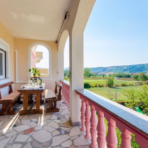 Apartament la etaj cu aer condiționat cu 2 camere pentru 4 pers.