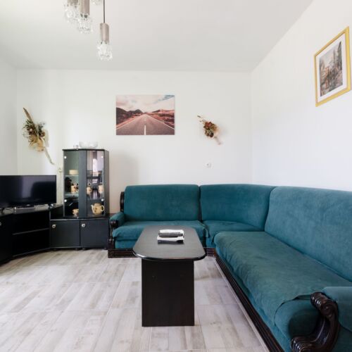 Apartament la parter cu aer condiționat cu 3 camere pentru 6 pers.