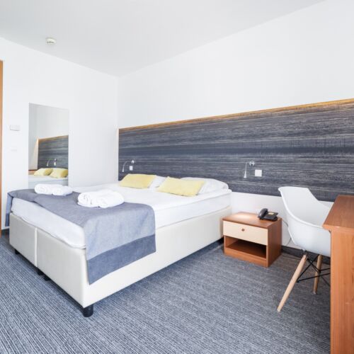 Camera tripla cu balcon cu vedere parțială spre mare