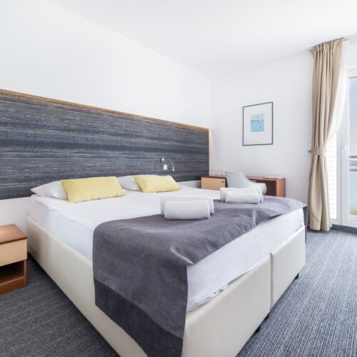 Camera tripla cu balcon cu vedere spre mare