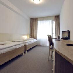 Camera twin cu duș cu aer condiționat