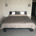Pokoj s manželskou postelí na poschodí v přízemí (s možností přistýlky)