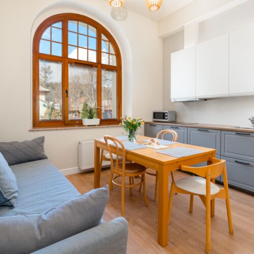 Apartament romantica cu cada cu 2 camere pentru 4 pers.