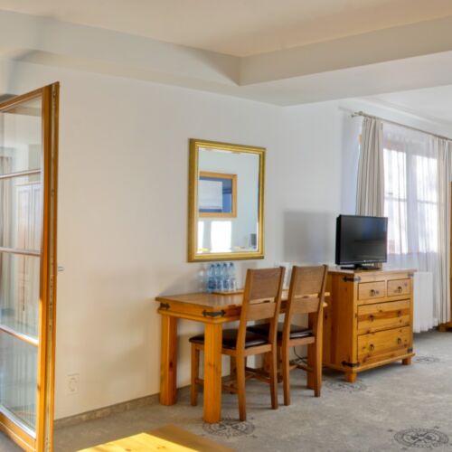 Camera cvadrupla studio la etaj