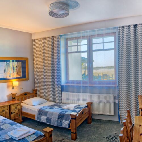 Camera twin standard cu vedere spre lac