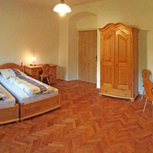 Dreibettzimmer mit Dusche