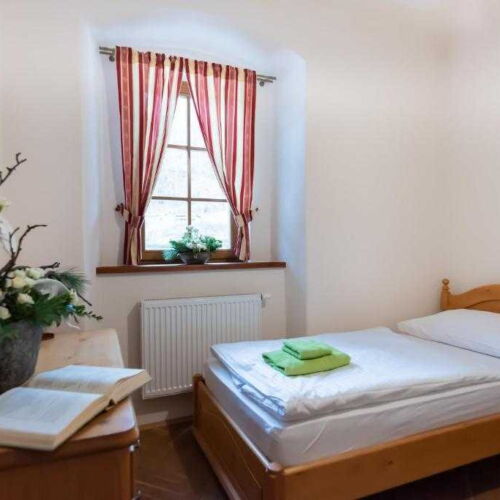 Dreibettzimmer mit Dusche (Zusatzbett möglich)