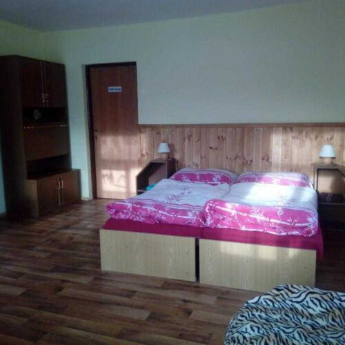 Pokoj se sprchou se společnou kuchyňkou pro 3 os. (s možností přistýlky)