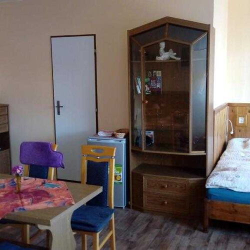 Pokoj se sprchou se společnou kuchyňkou pro 4 os. (s možností přistýlky)