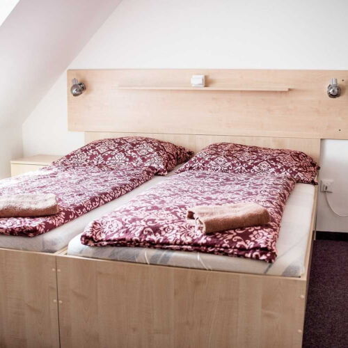 Pokoj se sprchou se společnou kuchyňkou pro 6 os.