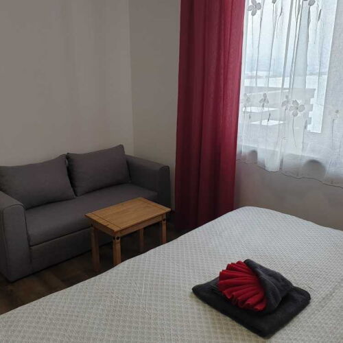 Pokoj se sprchou se společnou kuchyňkou pro 3 os.