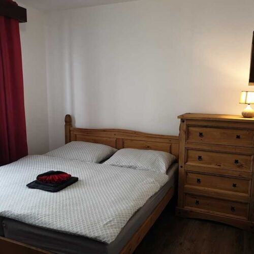 Pokoj se sprchou se společnou kuchyňkou pro 4 os.