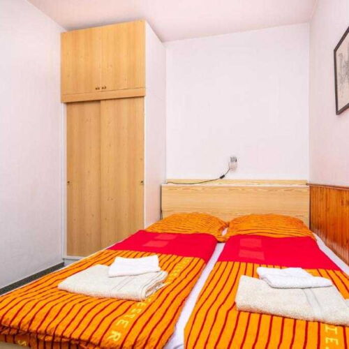 Pokój 2-osobowy z prysznicem ze wspólnym aneksem kuchennym (możliwa dostawka)