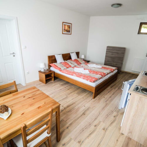 Apartman se sprchou s vlastní kuchyňkou pro 4 os. se 2 ložnicemi (s možností přistýlky)