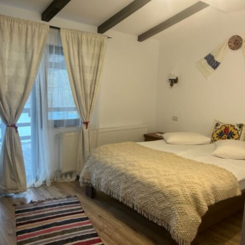 Camera tripla cu balcon