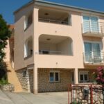 Apartman s klimatizací s terasou pro 3 os. s 1 ložnicí A-18467-a
