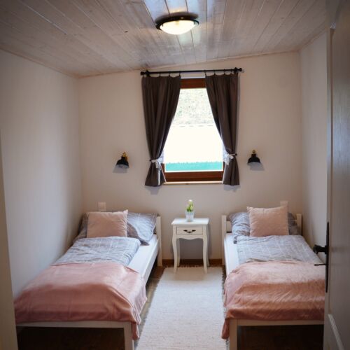 Apartament la parter cu vedere spre grădină pentru 4 pers. (se inchirieaza doar integral) (se poate solicita pat suplimentar)