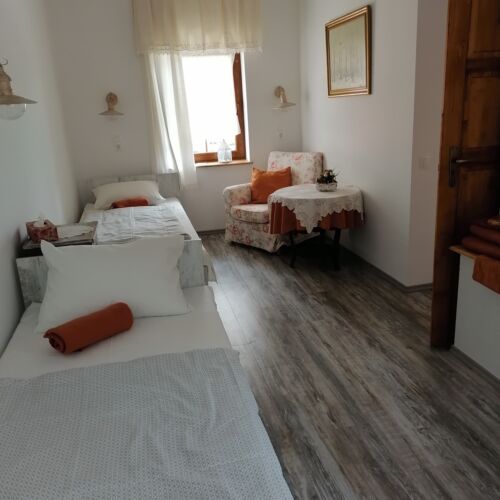 Apartament cu aer condiționat accesibil(ă) persoanelor cu dizabilități cu 2 camere pentru 4 pers. (se poate solicita pat suplimentar)