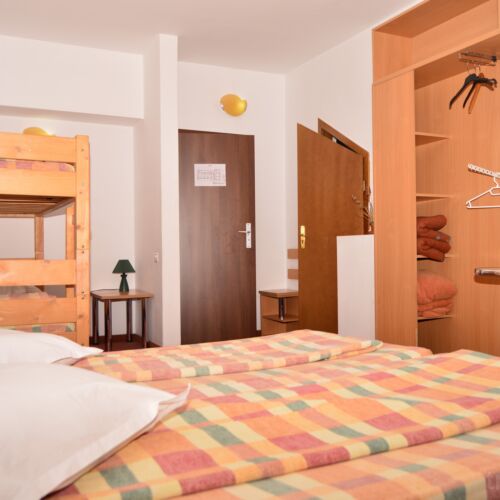 Camera cvadrupla economy