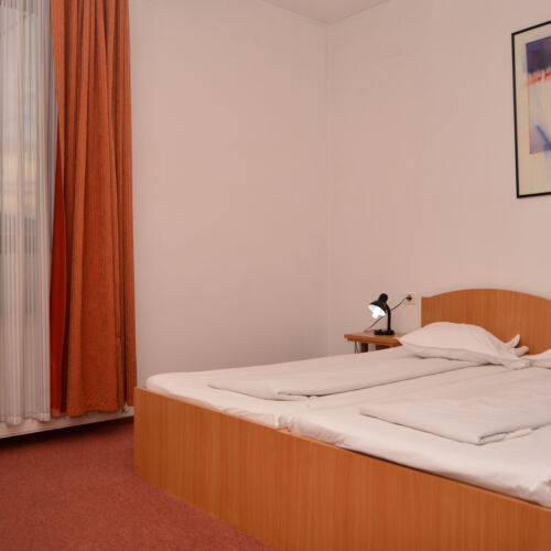 Camera tripla economy