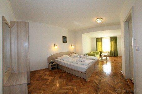 Camera cvadrupla twin cu baie