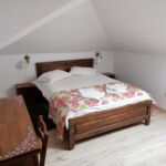 Pokoj s manželskou postelí v podkroví 