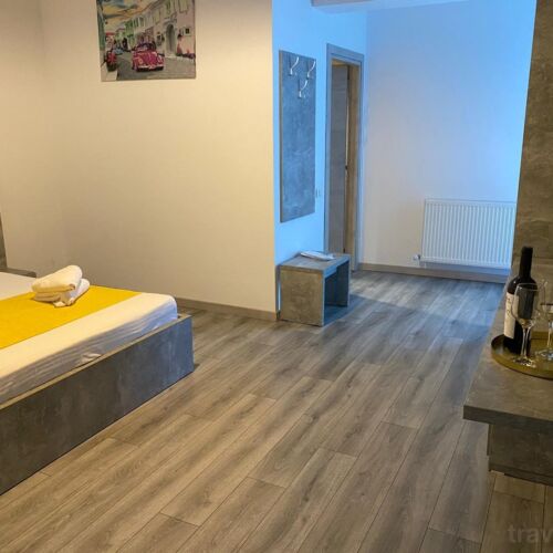 Pokoj s manželskou postelí na přízemí 