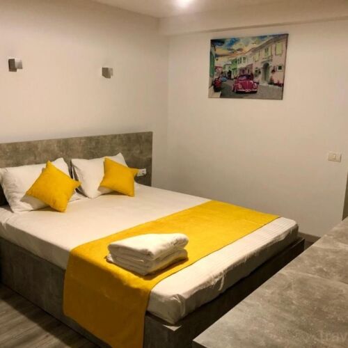 Pokoj s manželskou postelí v suterénu 